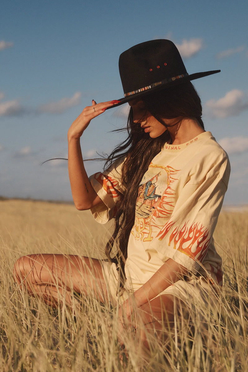 THE VERY OVERSIZED FLAMING COWBOY TEE - SAND